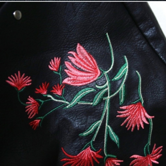 🔥🔥 FASHION NOVA FAUX LEATHER STUDDED & EMBROIDERED MINI SKIRT 🔥🔥 - Picture 3 of 4